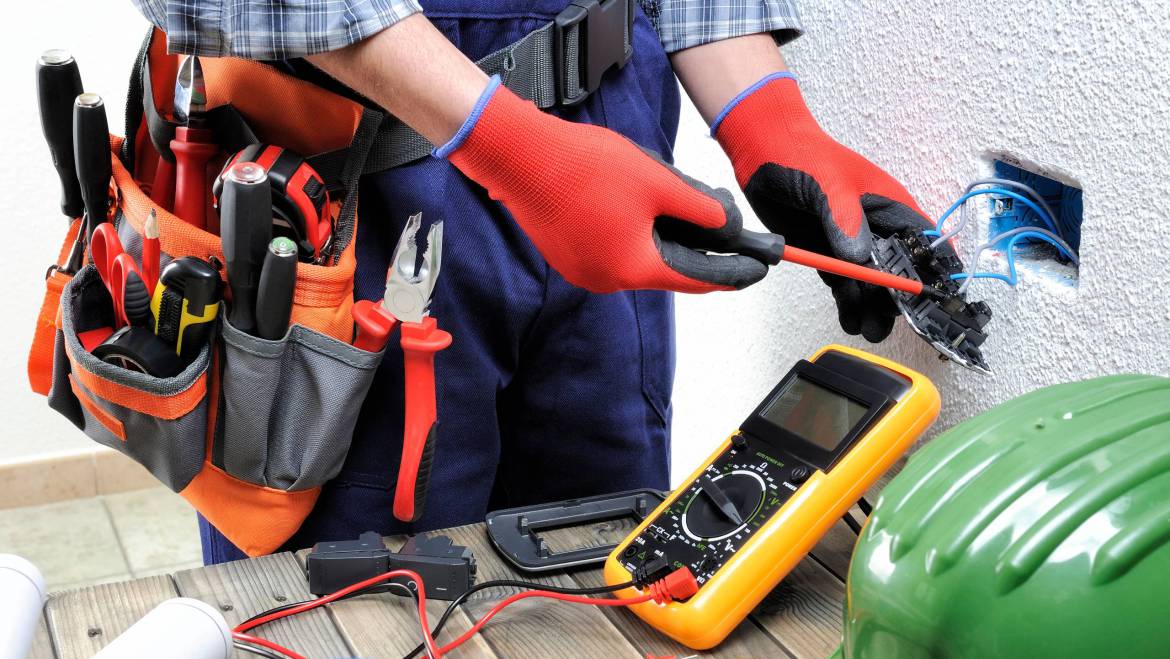 Why Choosing E&M Electrician is Your Best Option for Electrical Services in Hornchurch